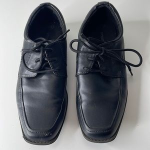 Smart fit dress shoes.  Size Youth 2.5.  Skid resistant, lightly worn.